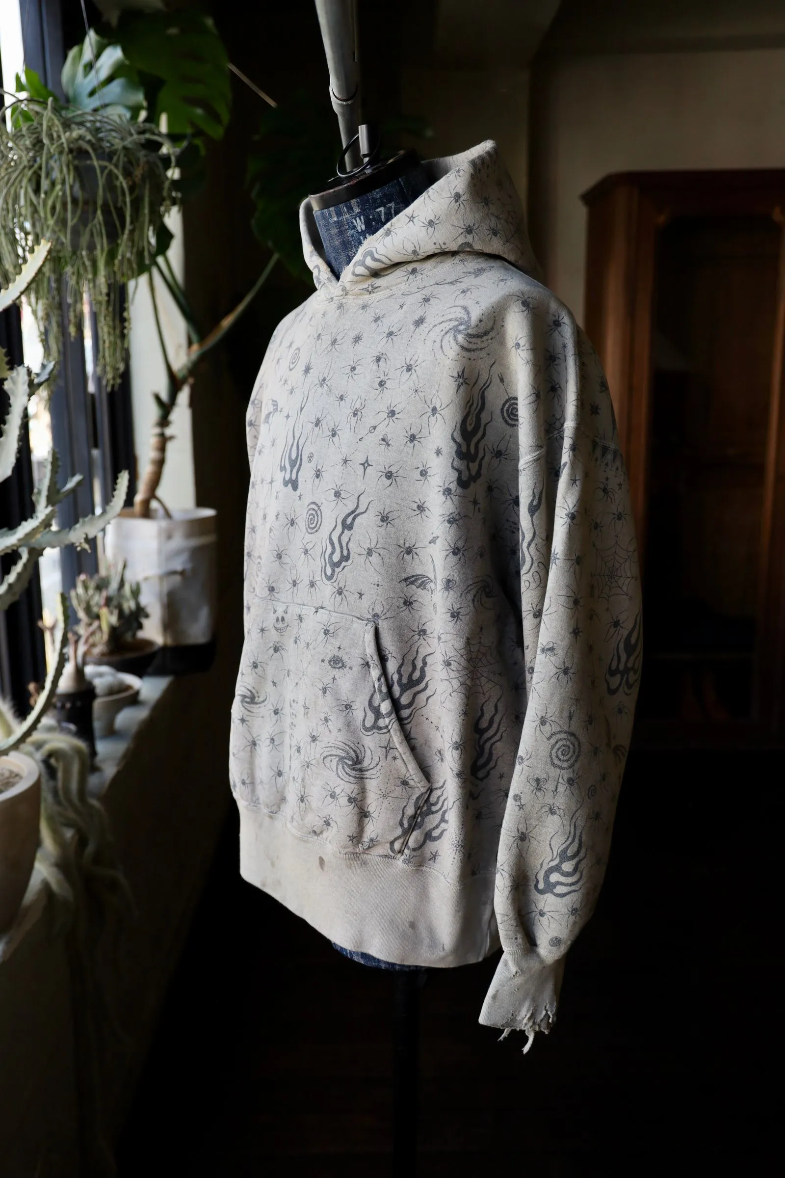 SAINT Mxxxxxx x DR. WOO HOODIE ' Dr.Woo ' /GRY Flame Swirl Spider Web Hoodie Distressed Gray S-XL Custom-woven and dyed nostalgic gray fabric. After printing, the garment is sprayed with potion to cause the fabric to oxidize and fade. A large number of artificial fabric destruction processes are added to make the whole piece of clothing look aged and unique like a work of art. This hoodie is co-branded with a famous tattoo design artist and customized with a full set of Dr.Woo accessories. Bringing you authentic items!